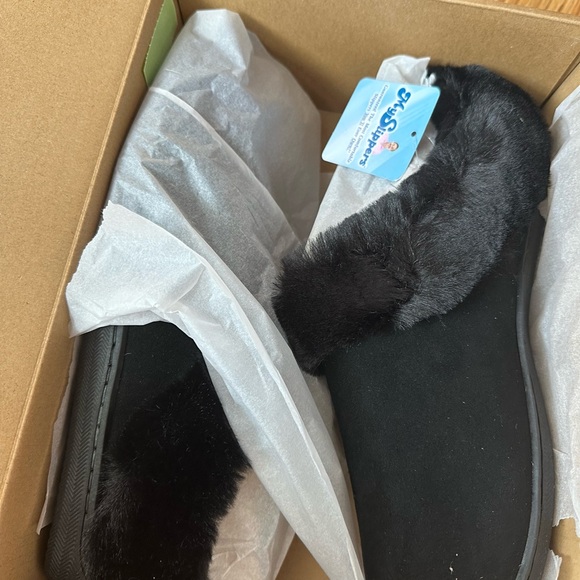 ComfySlippers Women's Black Slippers - Picture 5 of 6